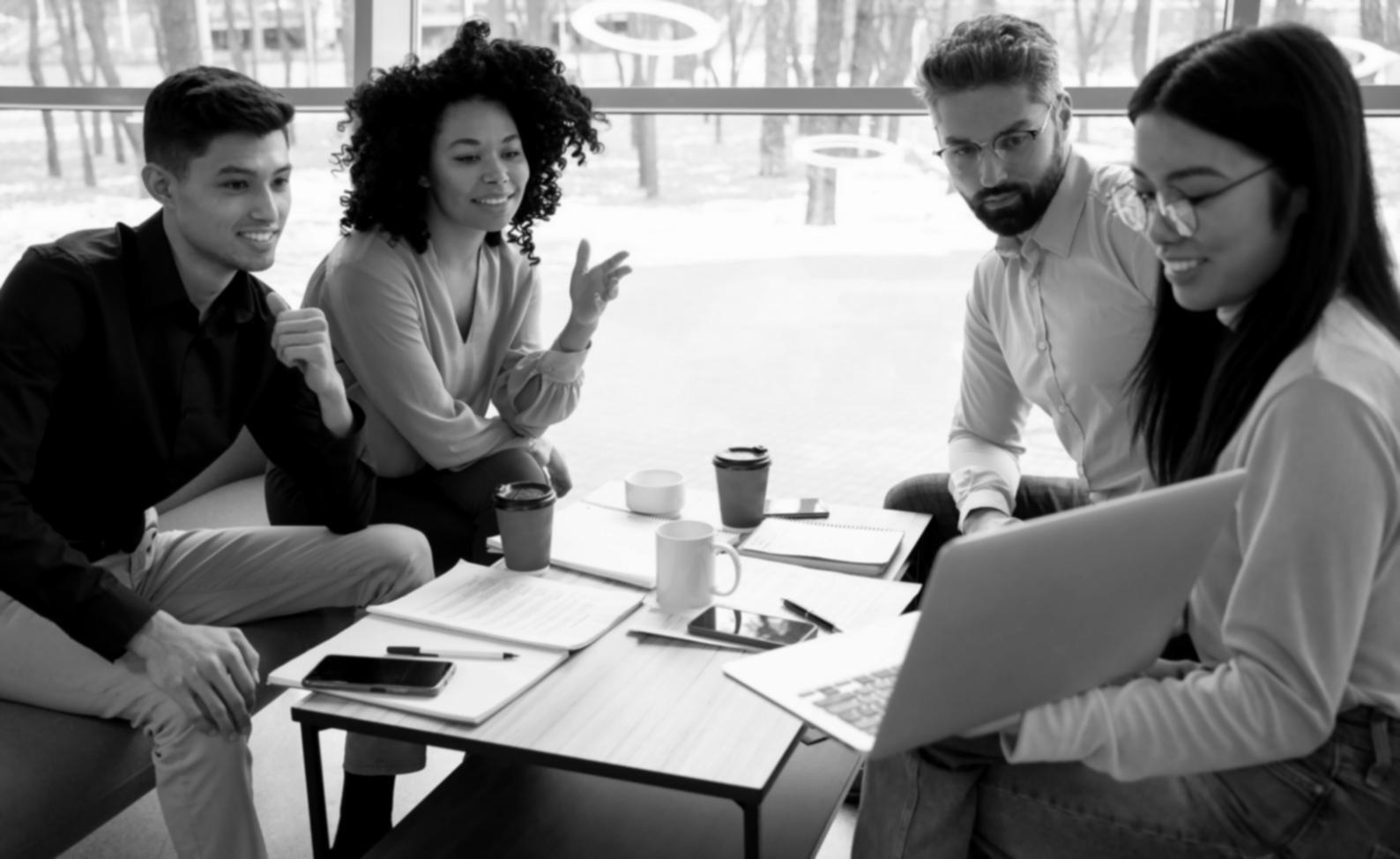 Команда ElevateGain работает над финансовым анализом